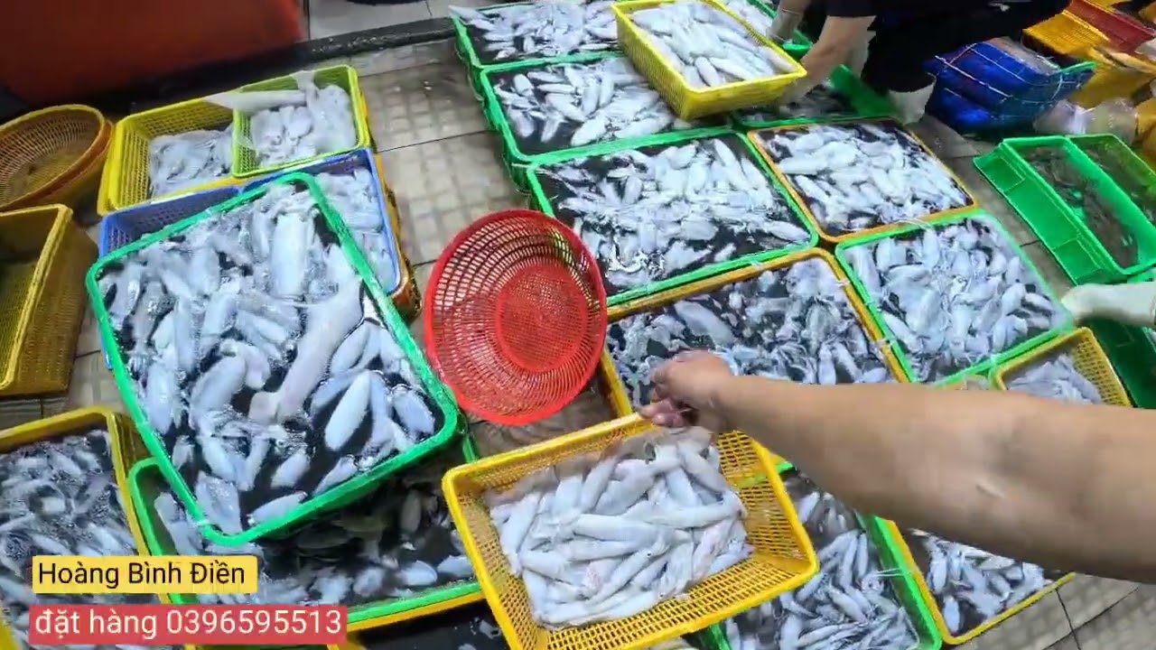 Chợ Bình Điền ngày chay. Vựa nghĩ rất nhiều. Mực thì rất tươi rẽ. 3/3 tây 
