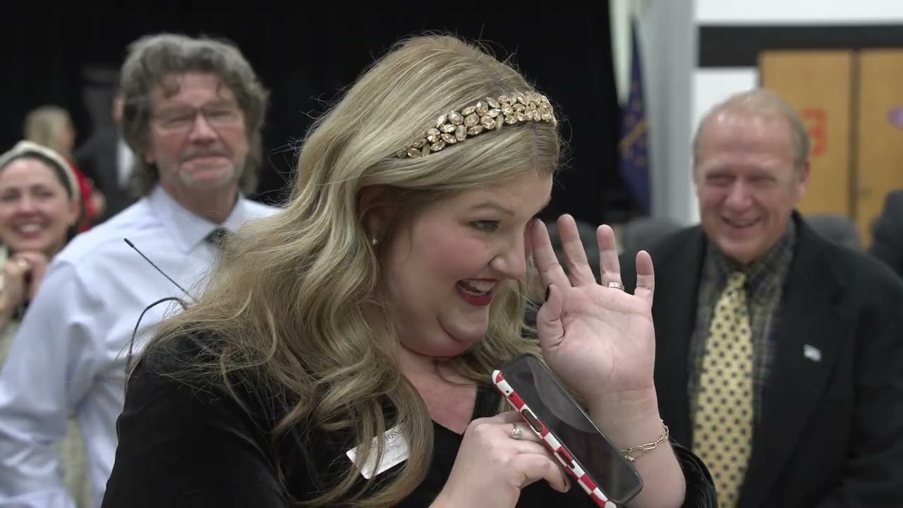 Кейли Фосноу (выпускница 2025 года) называет себя мамой.