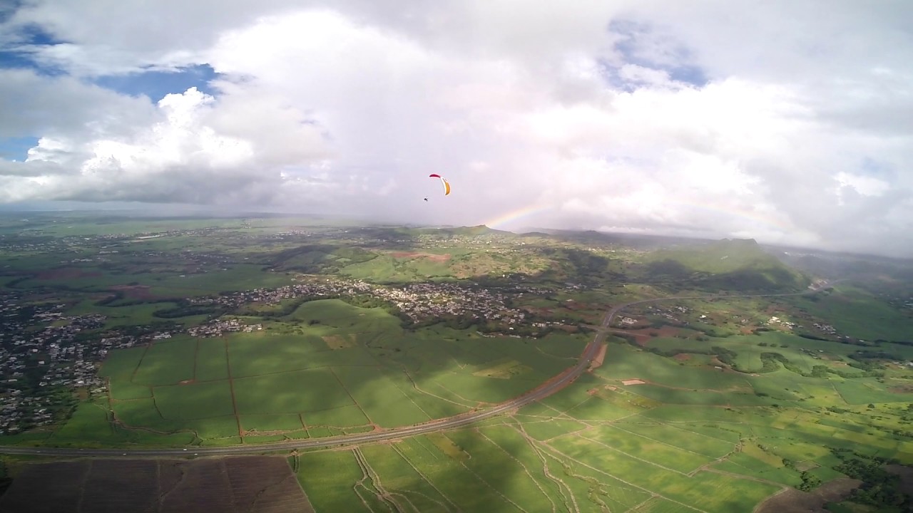 Paragliding in Mauritius: Flyby's, wingtips and SATs