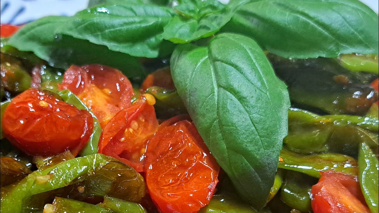 Peperoncini di fiume con datterini e basilico 