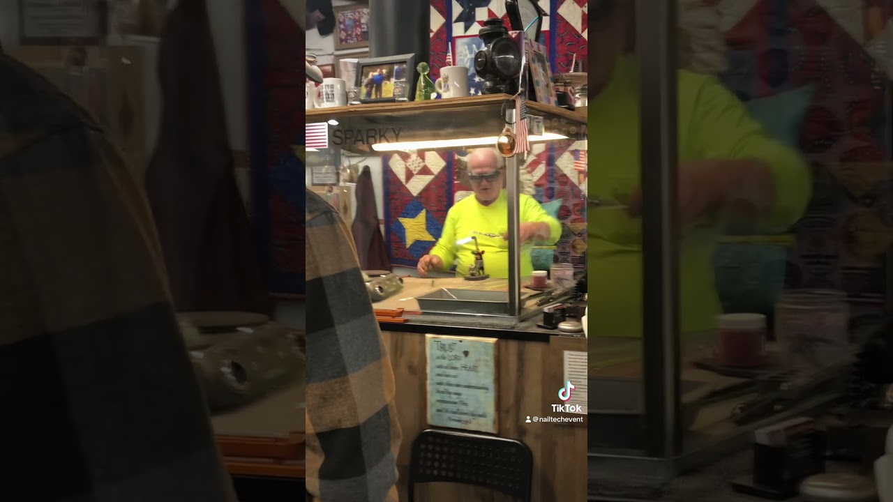 Here's WHY they call him SPARKY! 😅🔥 {GATLINBURG, TN} #gatlinburgtn #travel #glassblower