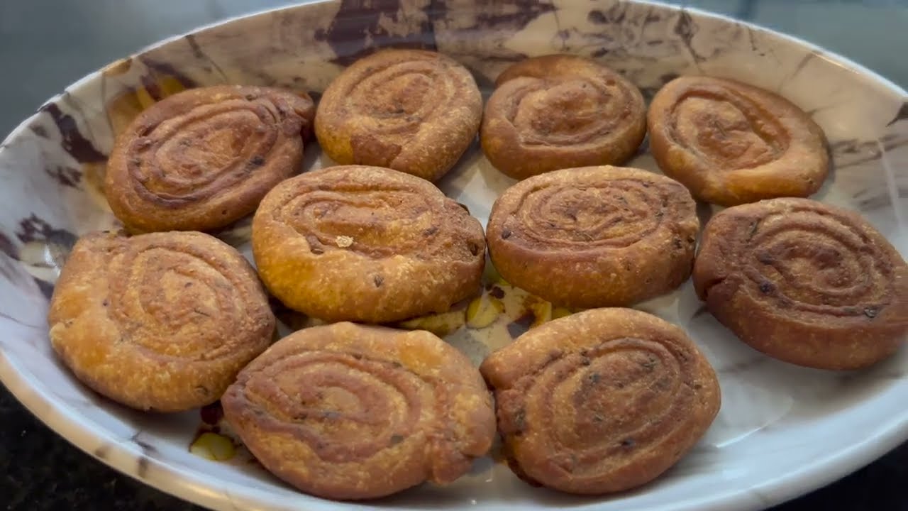 कुरकुरी मठरी 🥨 | Easy Mathari Recipe | Tea Time Perfect Snack