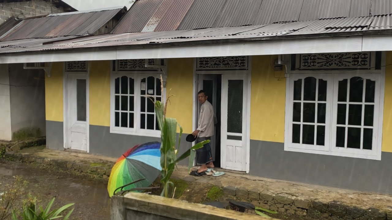 Berjalan saat hujan di pedesaan Indonesia 🍃