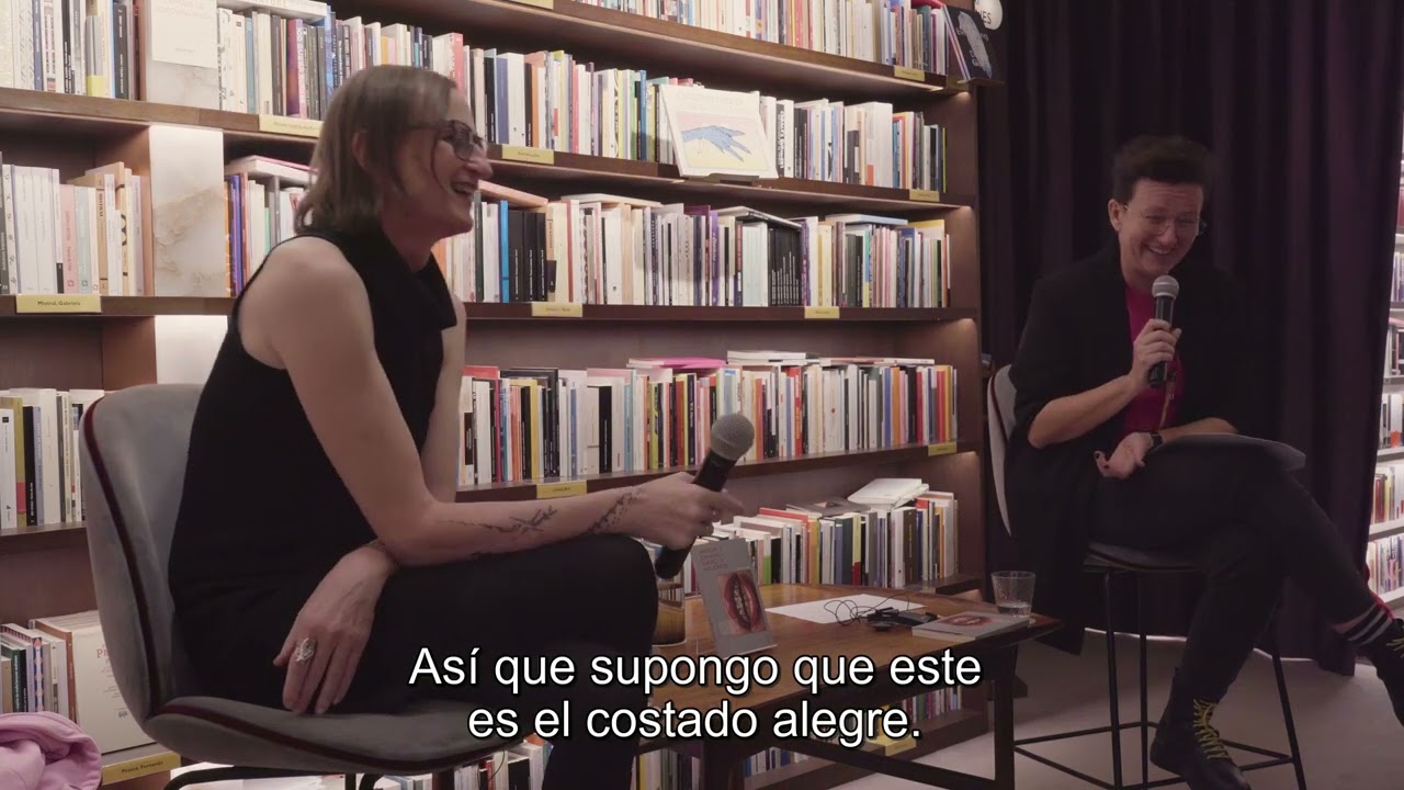 McKenzie Wark y Brigitte Vasallo en la librería Finestres