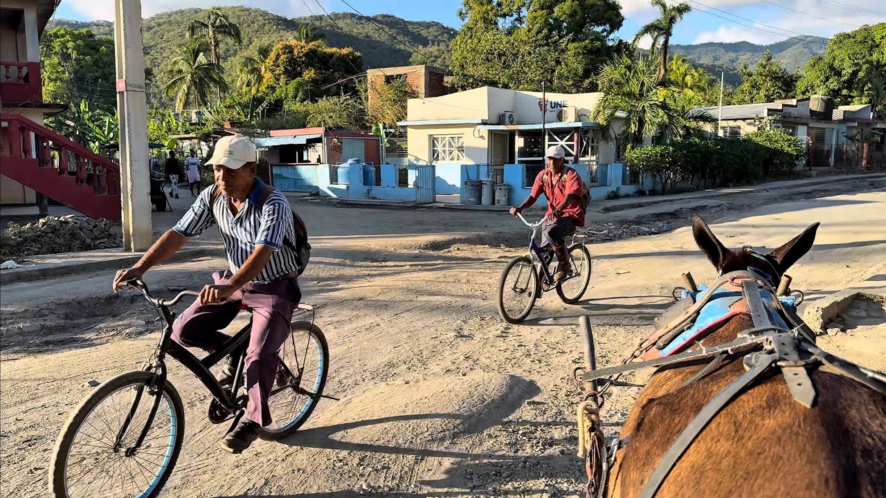 🇨🇺Cuban songs.  Riding a horse buggy through Chivirico. Santiago de Cuba. 