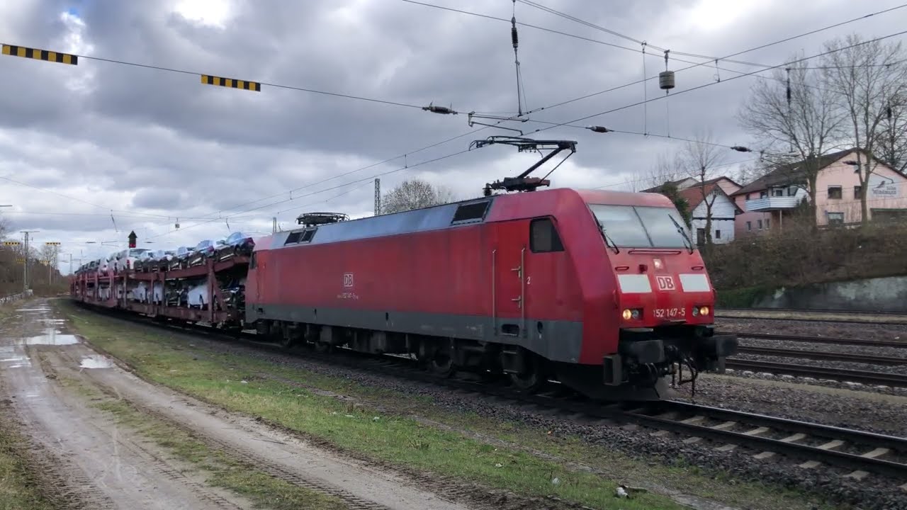 Güterzug mit 152 147-5 und Autowagen