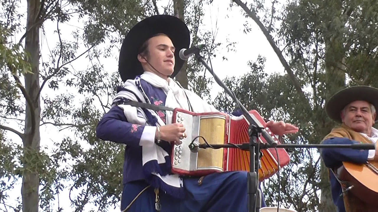 Exequiel Fernandez y su conjunto en el sexto Festival Tarragosero