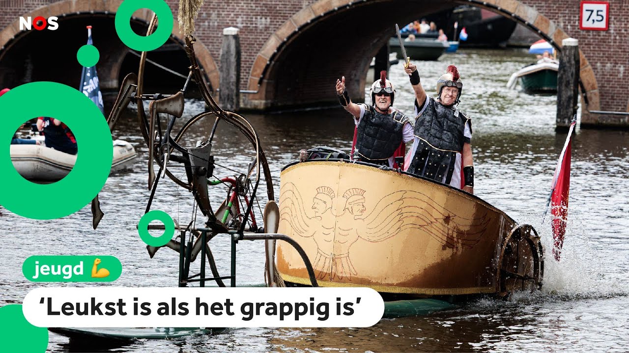 Kinderen varen door Amsterdam in zelfgemaakte bootjes