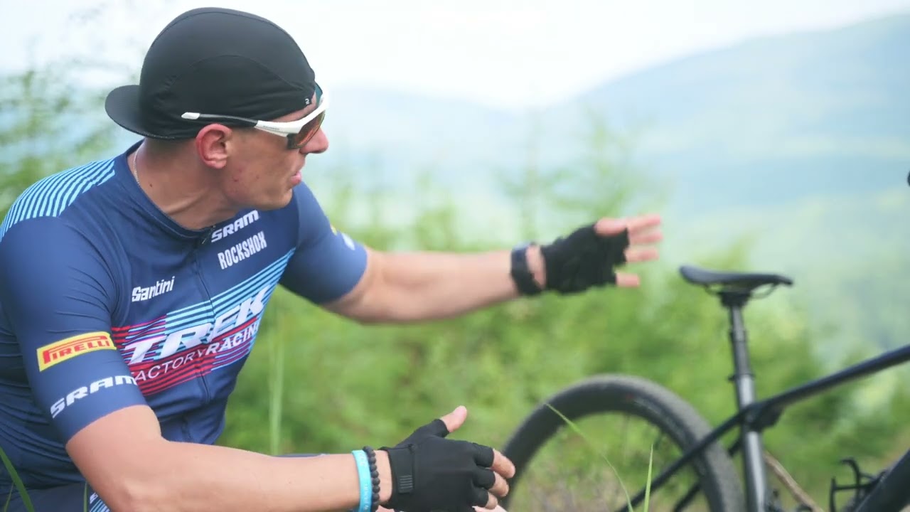 Adrian testuje na Babiej rower Trek PROCALIBER