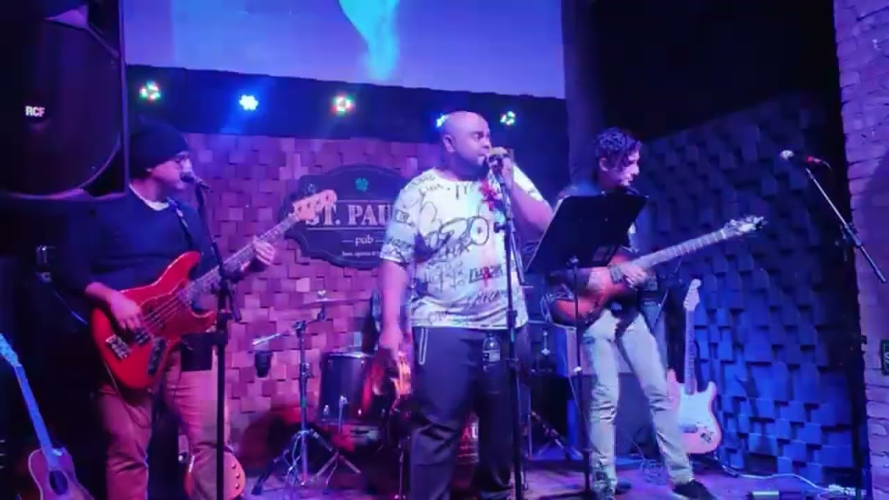 Bartô com a banda tocando Deft Punk - Get Lucky no St. Paul Pub em São Paulo