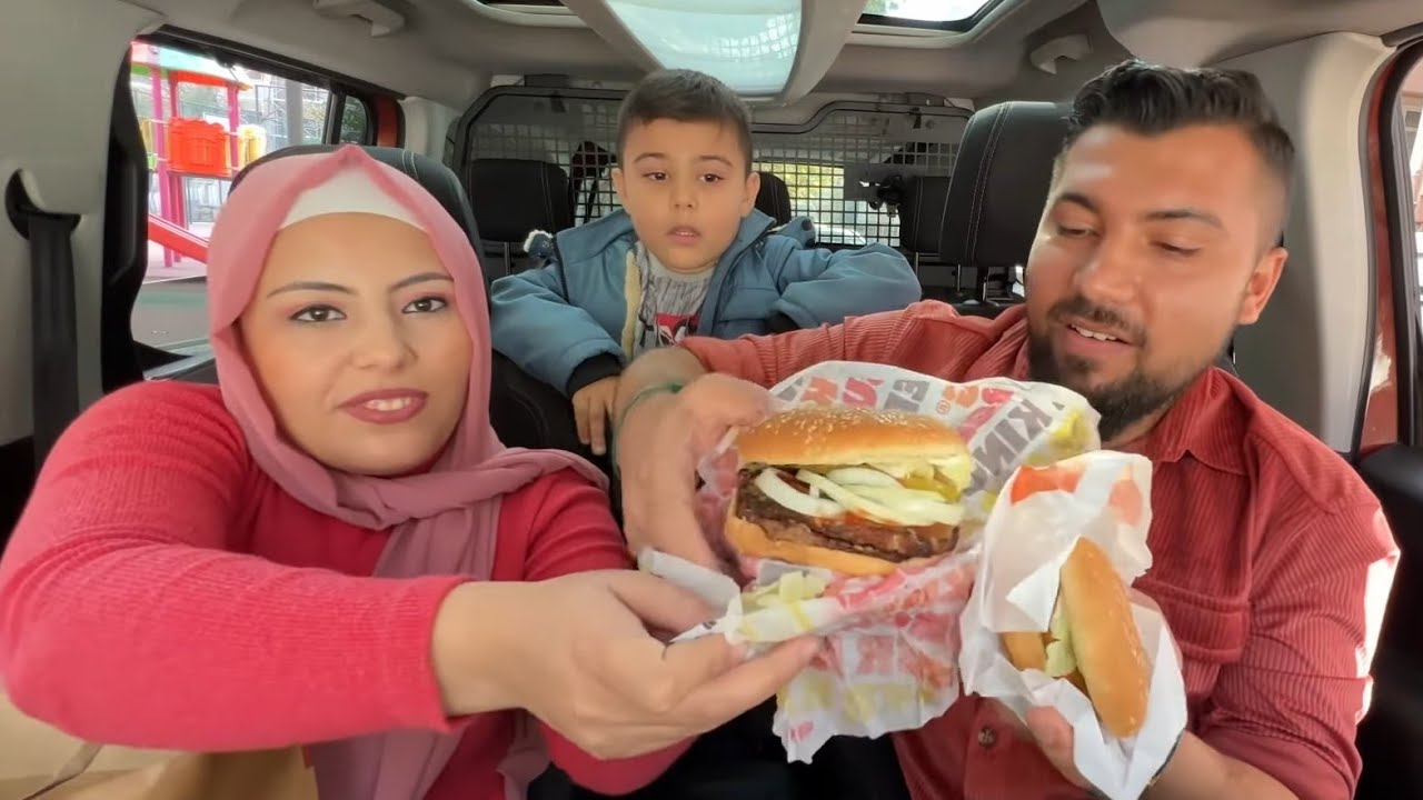 السيارة يللي قدامنا تحدد أكلنا🍔//على طلب المتابعين // وصينا آخر طلبية في المطعم👩‍🍳