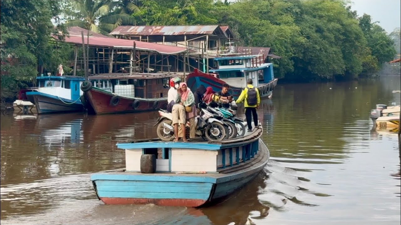 Aktifitas pagi warga transmigrasi menyeberangi sungai kapuas menggunakan kapal klotok