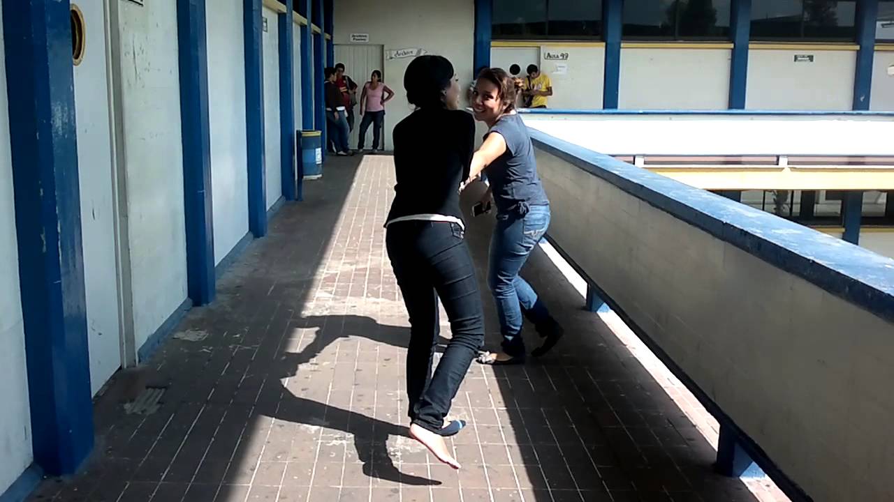 karina sin su zapato