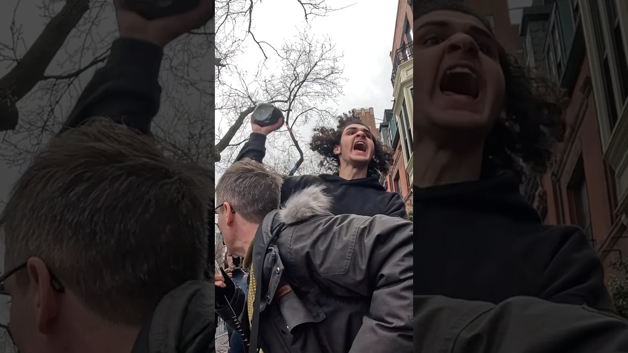 Мужчина бросил самодельное взрывное устройство в протестующих во время антимусульманской акции пр...