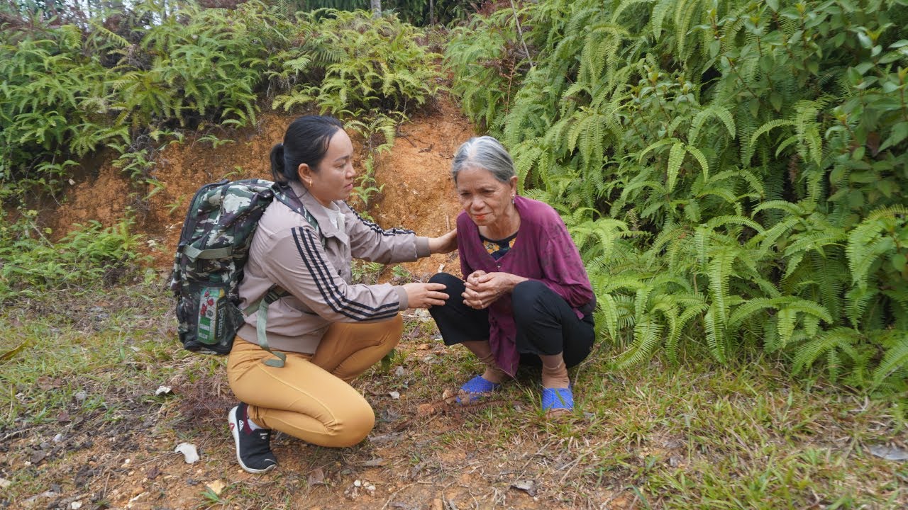 A woman's kindness helped an elderly woman find an abandoned house where she could sleep and rest.