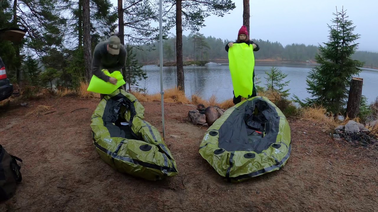 Fylle luft i packraft.