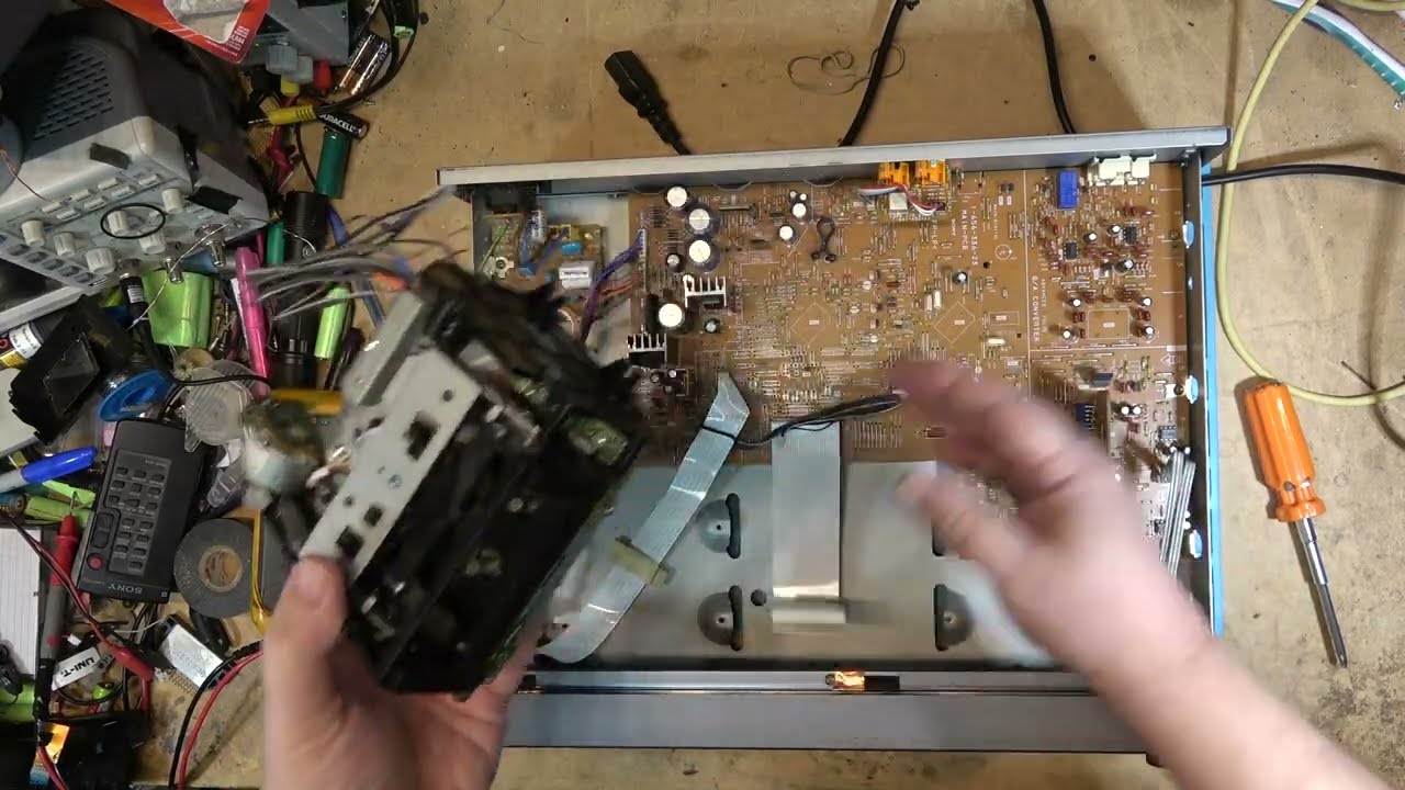 Sony PCM-R300 DAT жуёт и ест ленту
