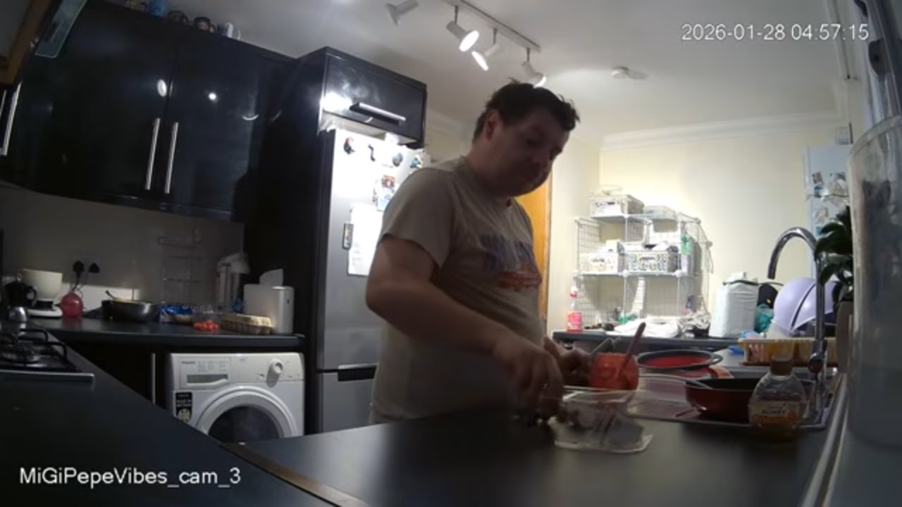 🔴 24/7 LIVE: Italian Couple in London - Real Life [KITCHEN 🍳] - MiGIPepeVibes - Cam 3