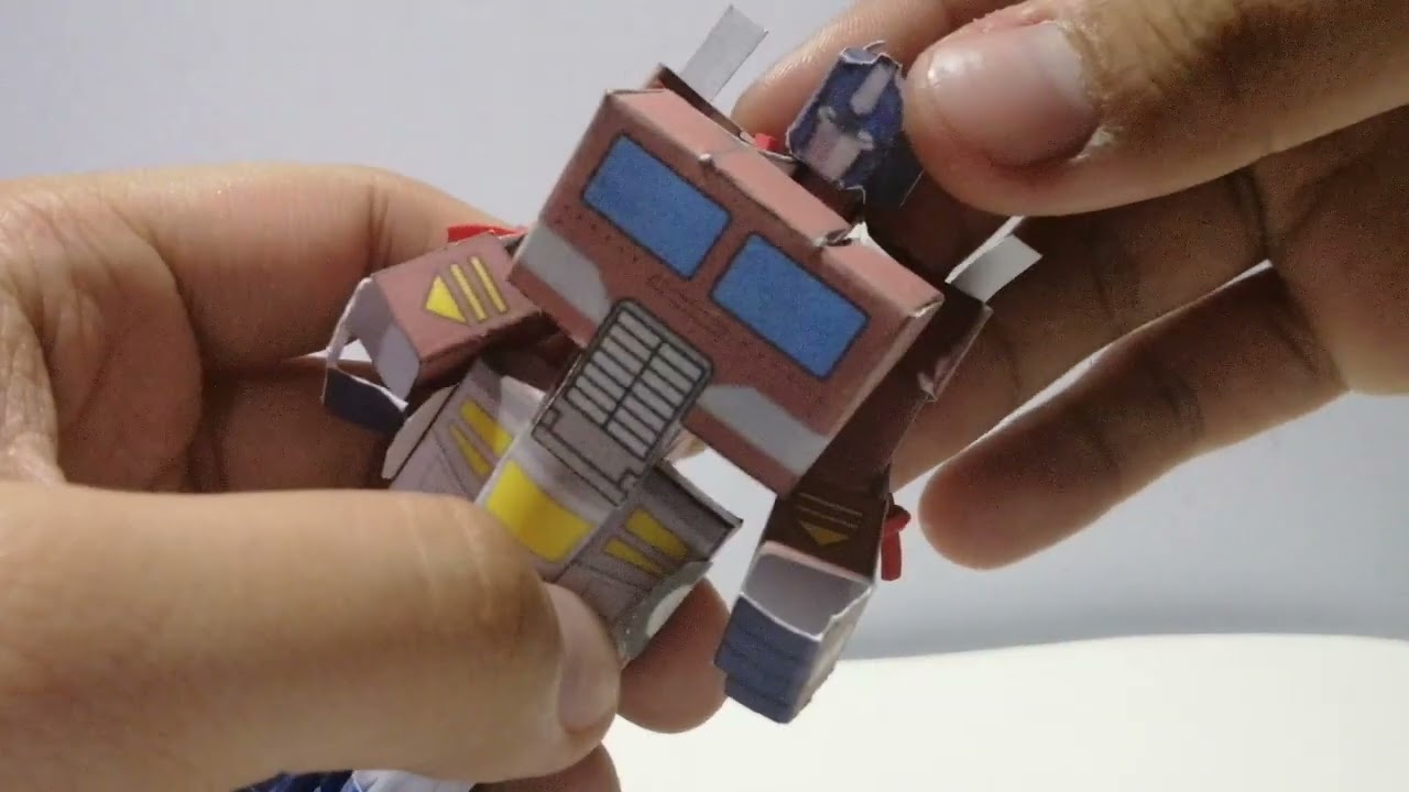 Articulated Transforming Optimus Prime Papercraft Showcase (Link in the description)