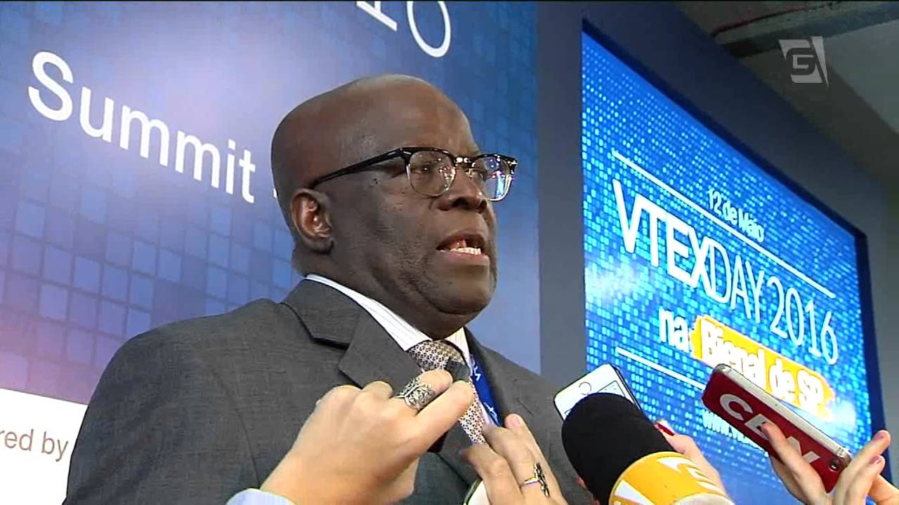 Joaquim Barbosa critica processo de impeachment