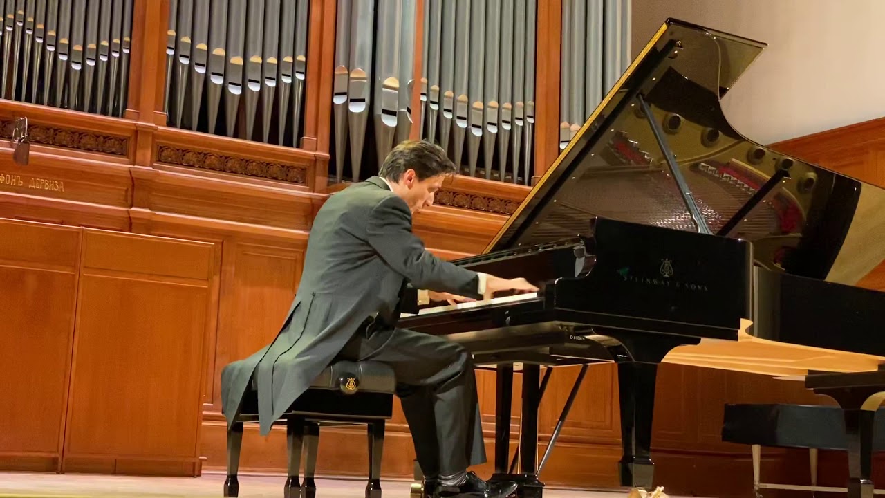 Liszt - La Campanella. Alexandr Romanovsky