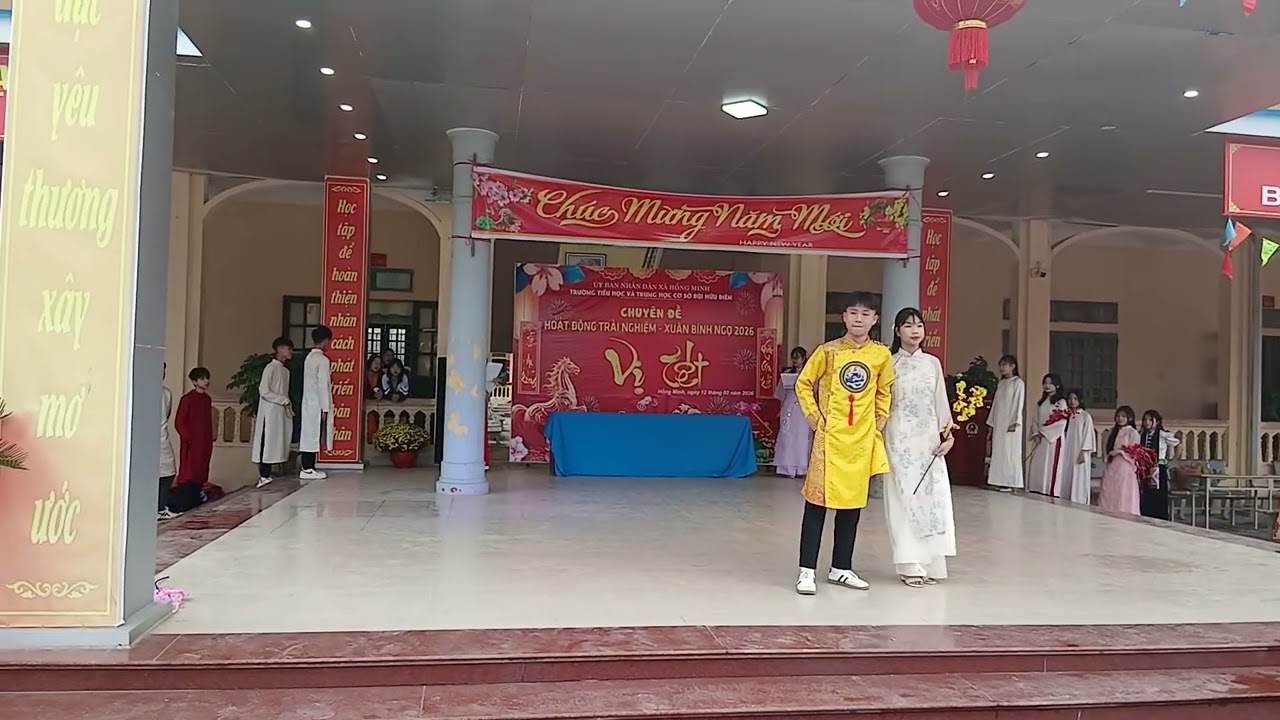 Trình diễn thời trang ngày tết của học sinh trường TH và THCS Bùi Hữu Diên