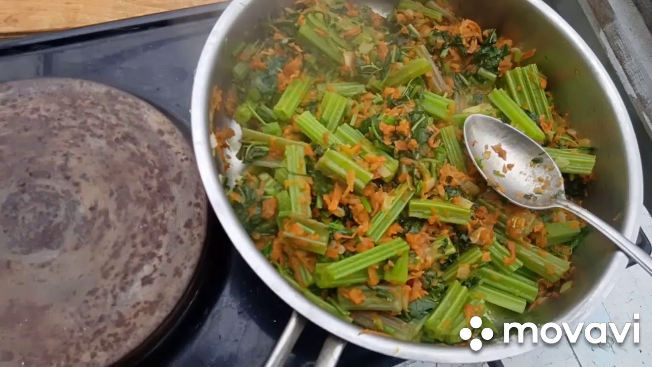 Салат с мокрицей и гарнир с черенками лопуха, рассказ про бабушку.