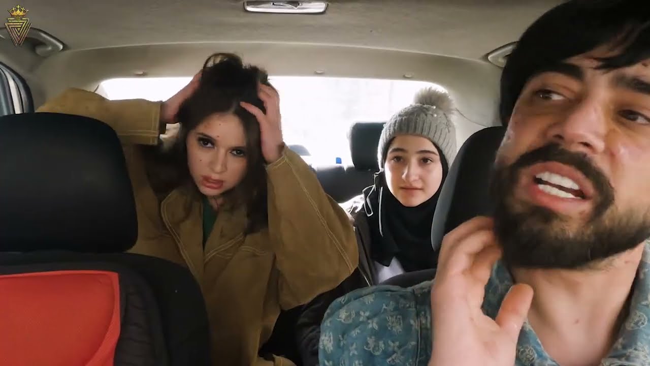 راكب بدون يحطولو تحميلة خشب😂، و صبية ملقبة أبو عرب بدون يحجبوها بتكسي المجانين