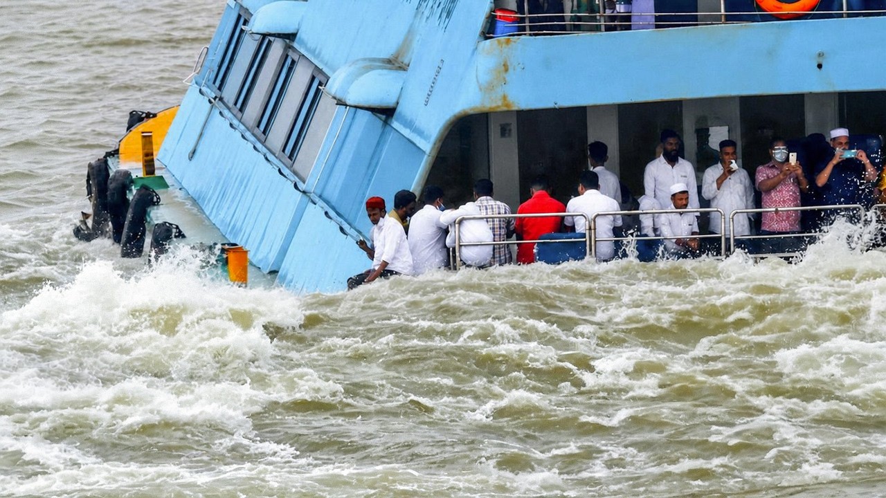 Biggest Sinking Ships | Incredible Survival in Huge Waves
