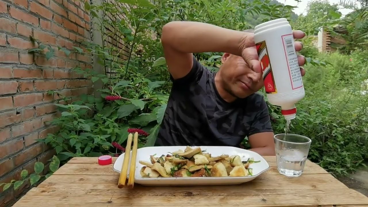 青椒豆腐炒饼子一大盘，白酒两大杯，吃饱喝好了 #乡村美食