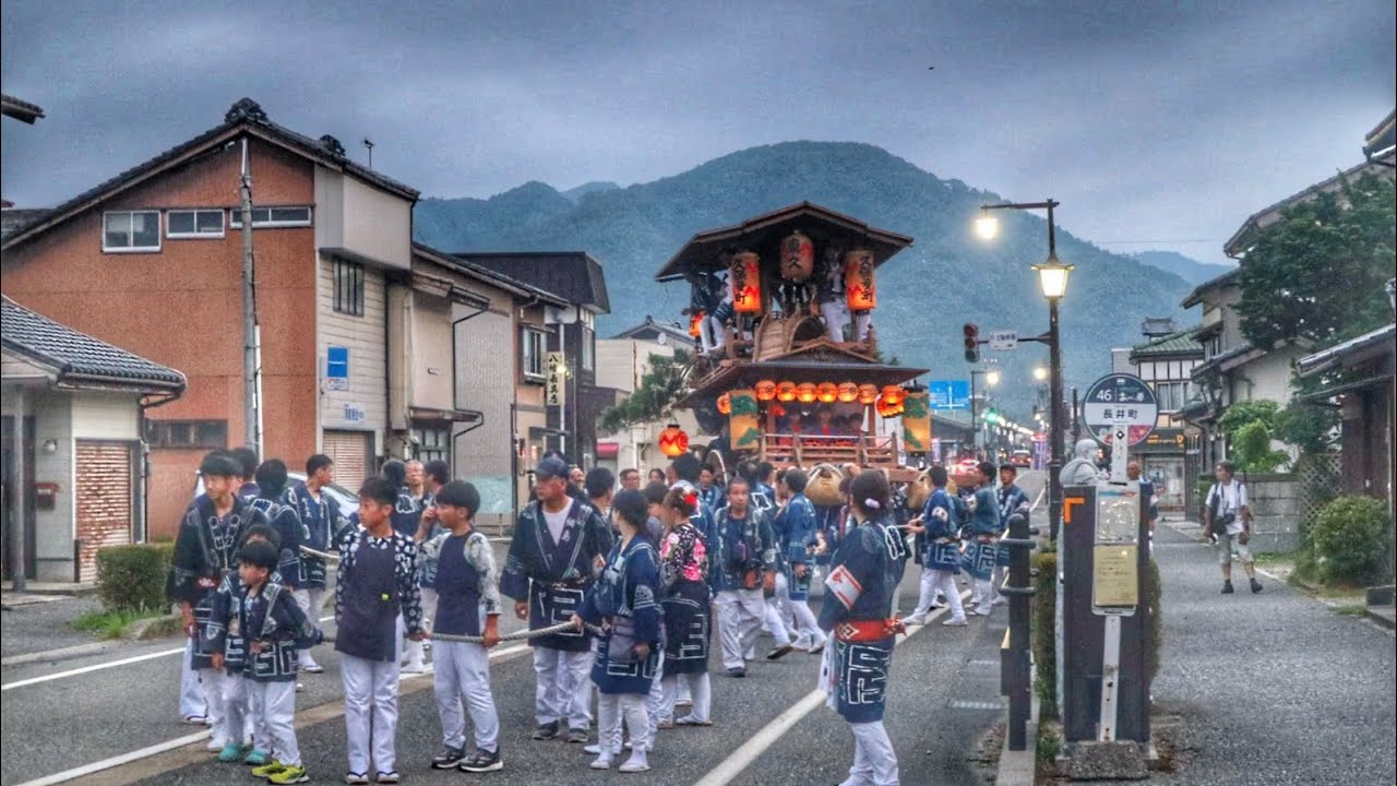 《早朝から集結》令和7年  新潟県村上市  村上大祭  本祭り  おしゃぎり(屋台)  早朝から羽黒神社前へ集結の様子。