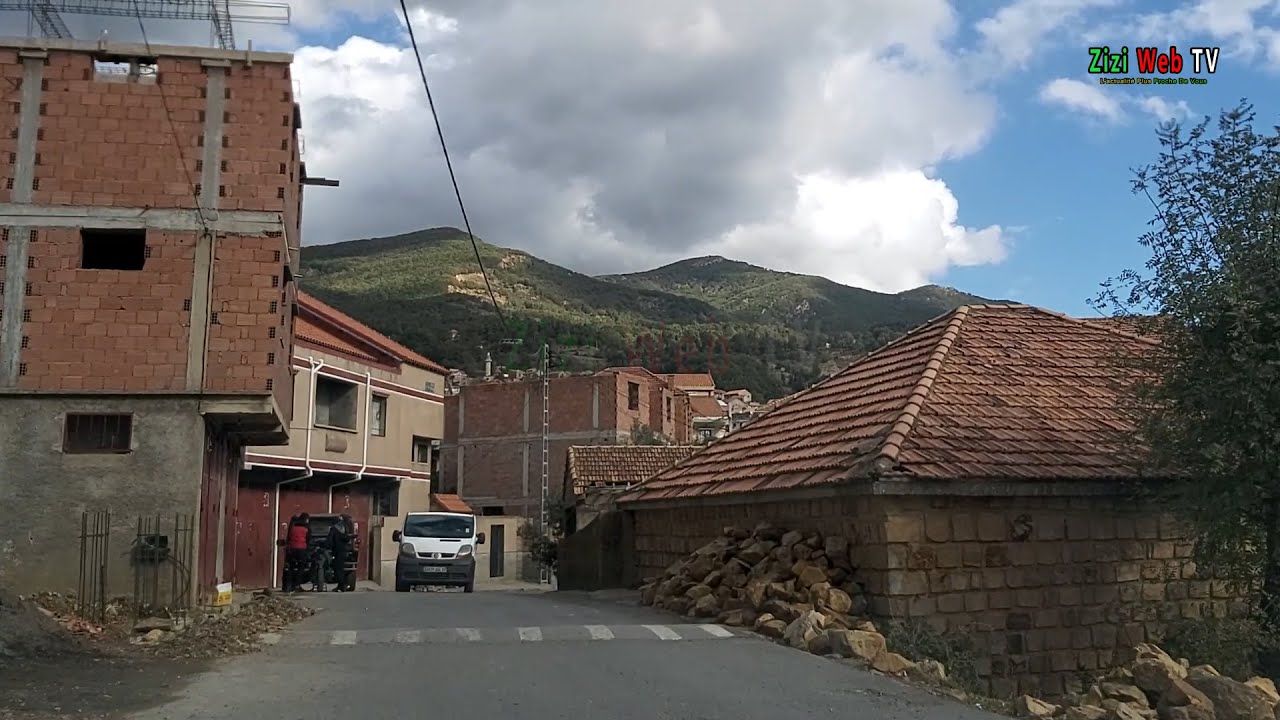 Balade Sur La Route Entre Le Village 