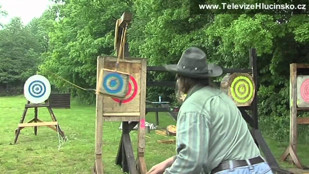 Kravaře:soutěž v hodu nožem a sekerou (12.5.2012)
