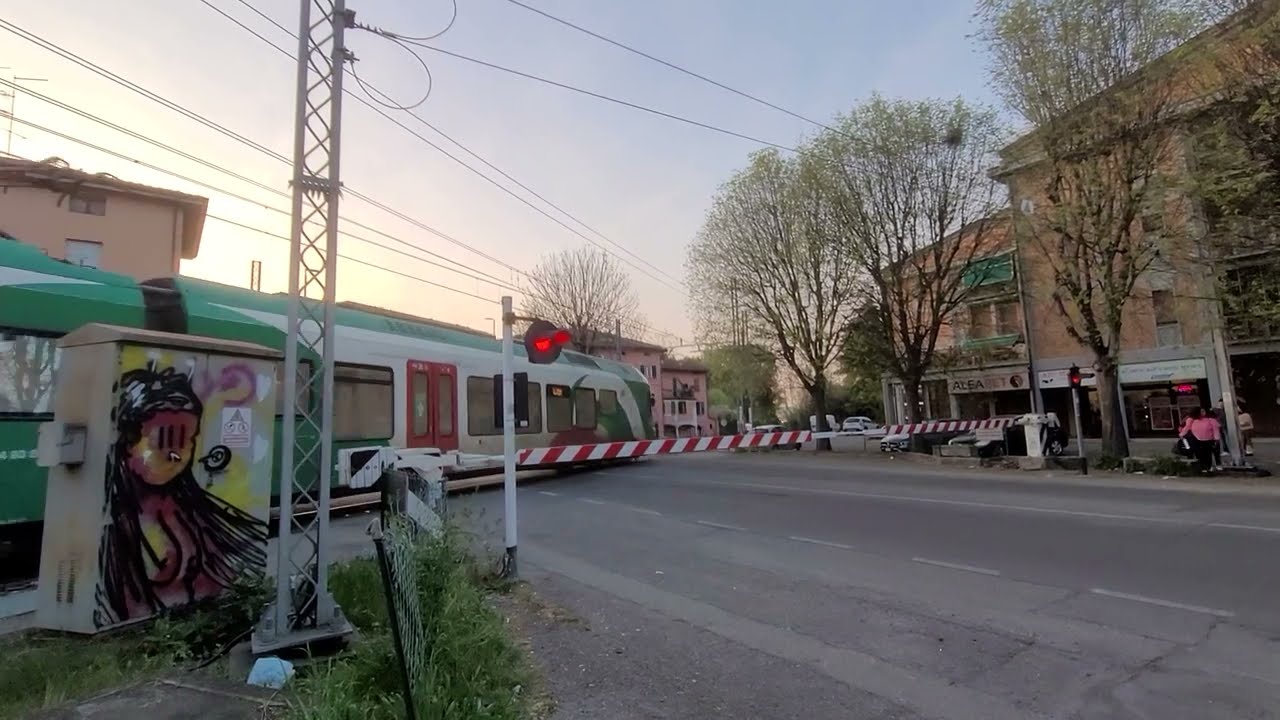 Paso de un tren Reg. Ttper, por el paso a nivel de Reggio Ospizio, Reggio Emilia/Passaggio a livello