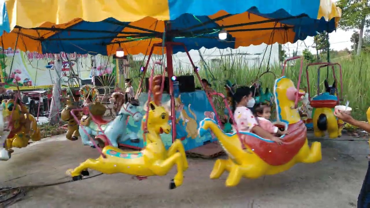 bé đi chơi ngựa