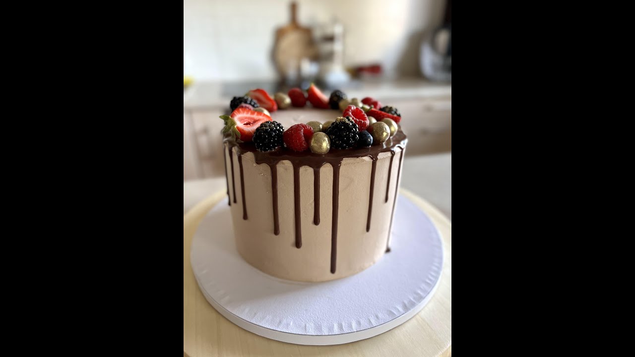 Tort z kremem z czarnej porzeczki, kremem ferrero rocher i mascarpone z malinami