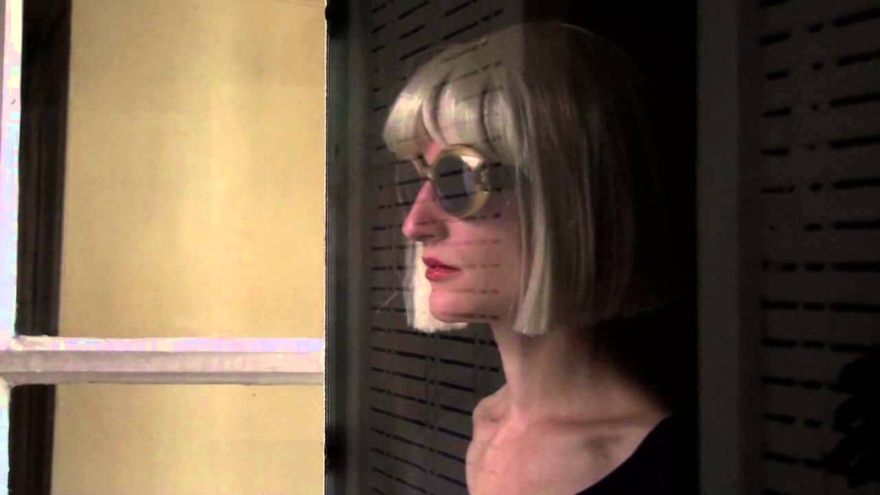 La Blonde et le bunker, Jakuta Alikavazovic