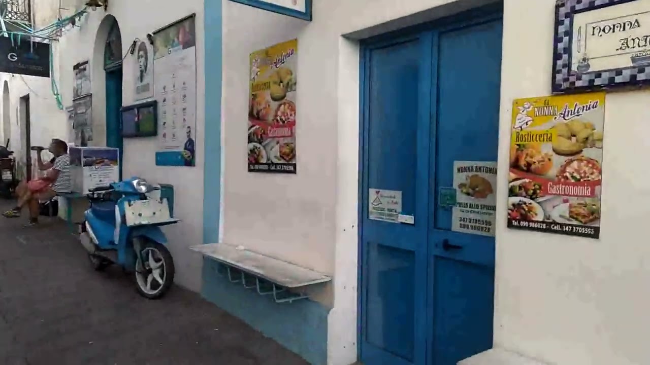 STROMBOLI - PASSEGGIANDO PER LE STRADINE E VICOLI DI STROMBOLI - WALKING IN THE STREETS OF STROMBOLI