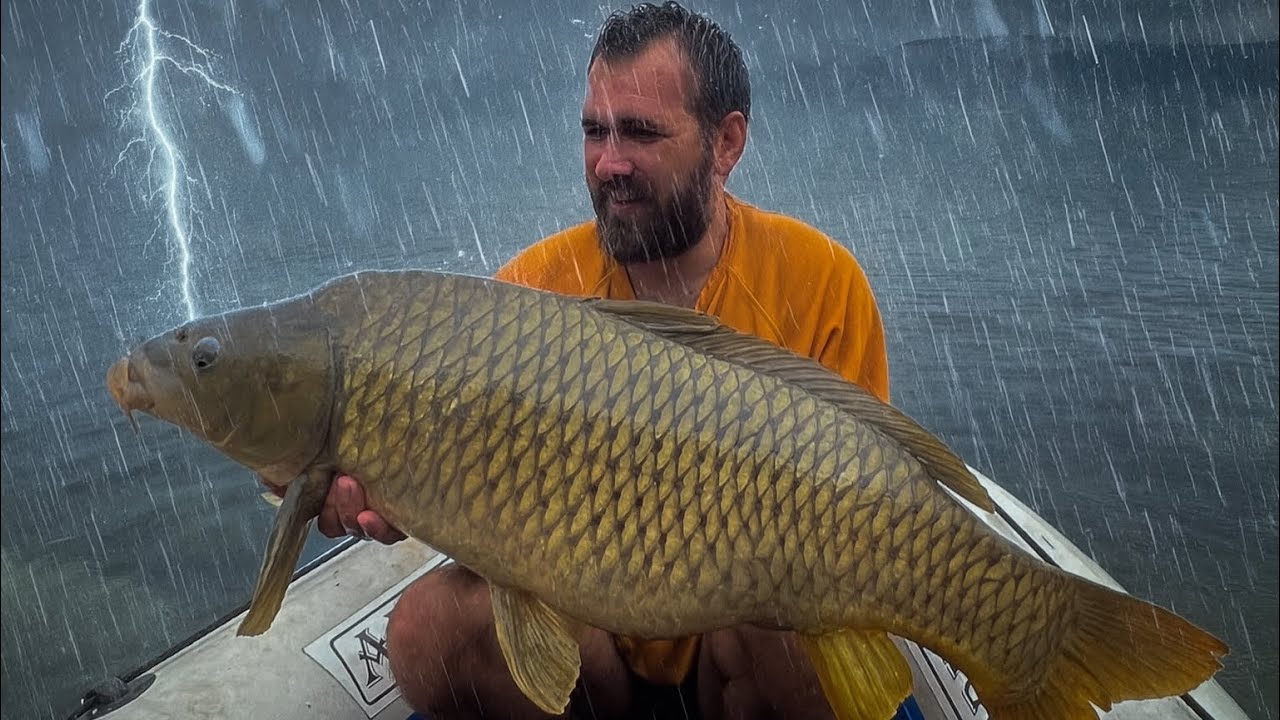 PEGAMOS UMA CARPA GIGANTE NA CHUVA FORTE!
