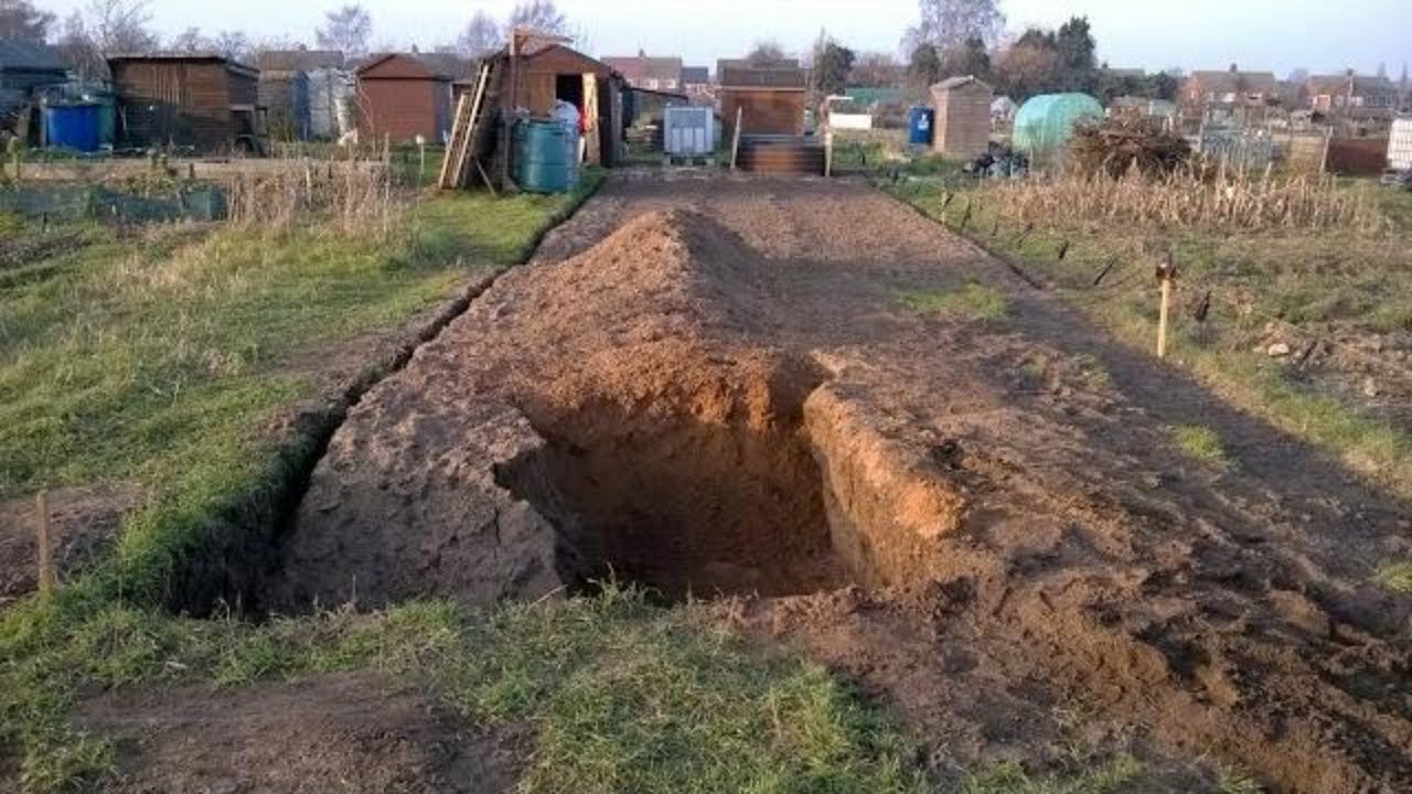 Jim Allotment digging continues and tidying up the rear of the plot and rubbish Feb 2019 Part 07