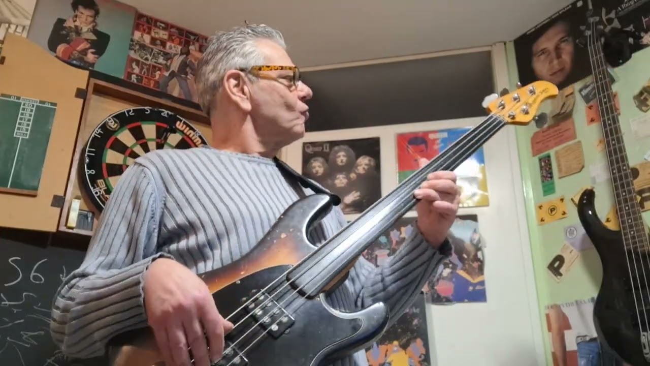 Right street, but the wrong direction Rufus feature. Chaka Khan bass cover Ton Demmers 