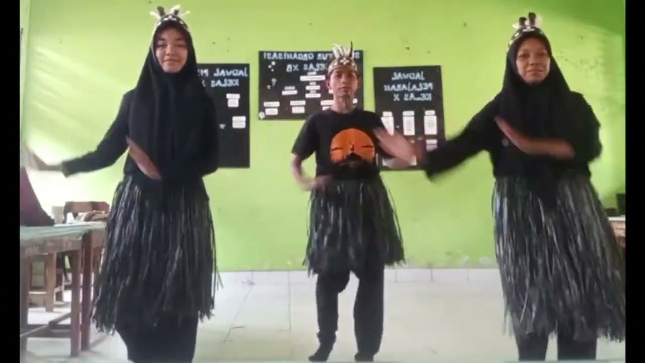 TARI TRADISIONAL / SENI BUDAYA / MEMPERAGAKAN GERAK TARI TRADISIONAL