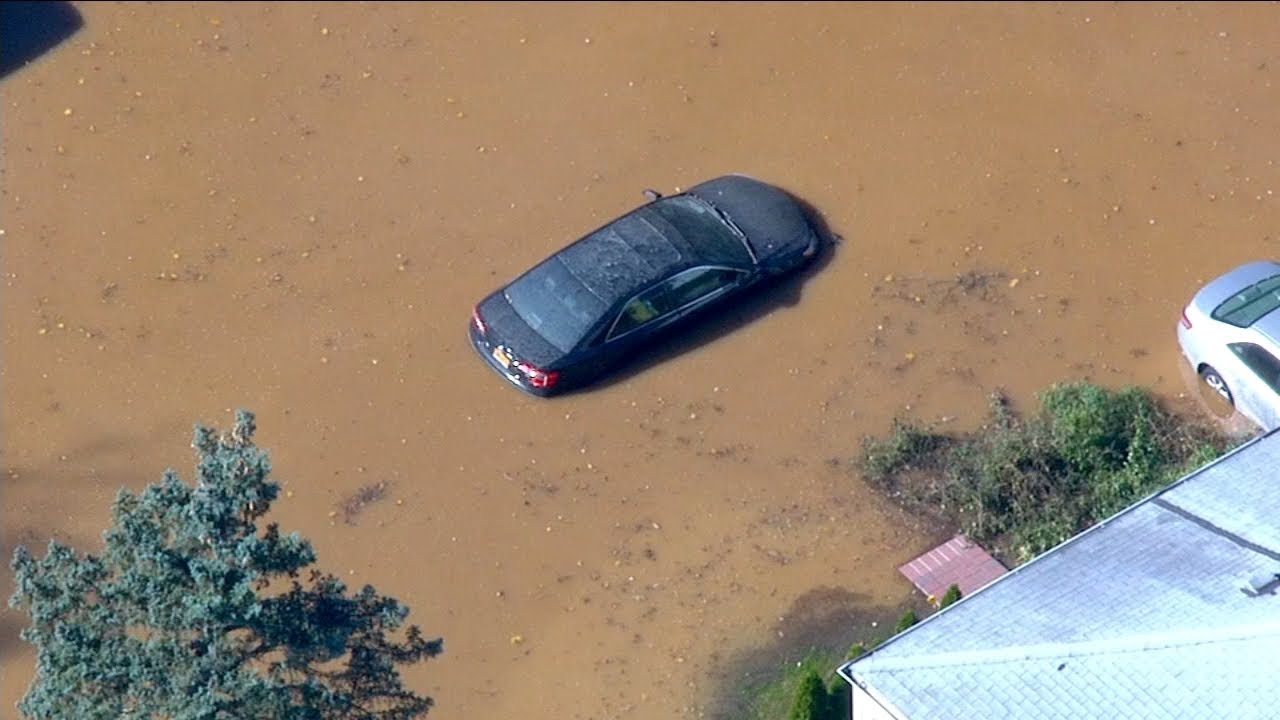 Cars under water, street flooded after Queens water main break