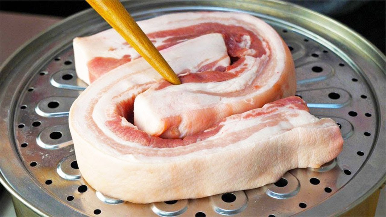 Не жарьте свинину, готовьте ее в кастрюле, она сразу становится вкусной.