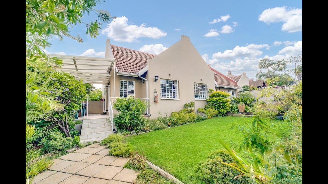 Stylish Sanctuary with Fairy-Tale Garden & Elegant Living Spaces