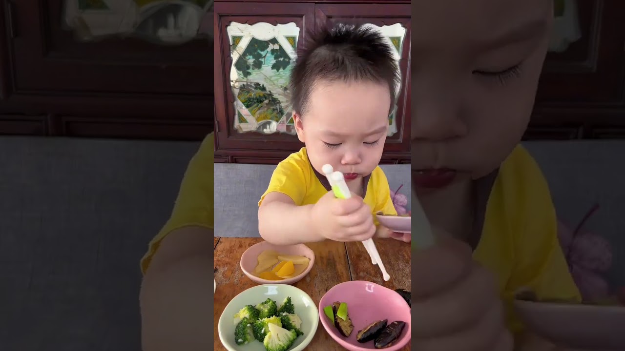 这个蚕蛹胖乎乎，宝宝一口真的装不下呀😝 #寶寶吃飯 #小吃貨的日常