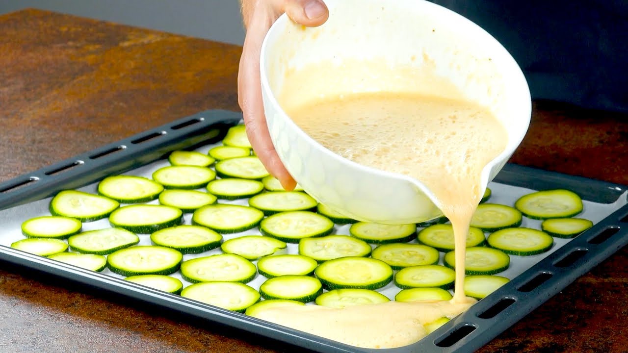 Coupez 2 courgettes en tranches et versez un délicieux mélange dessus