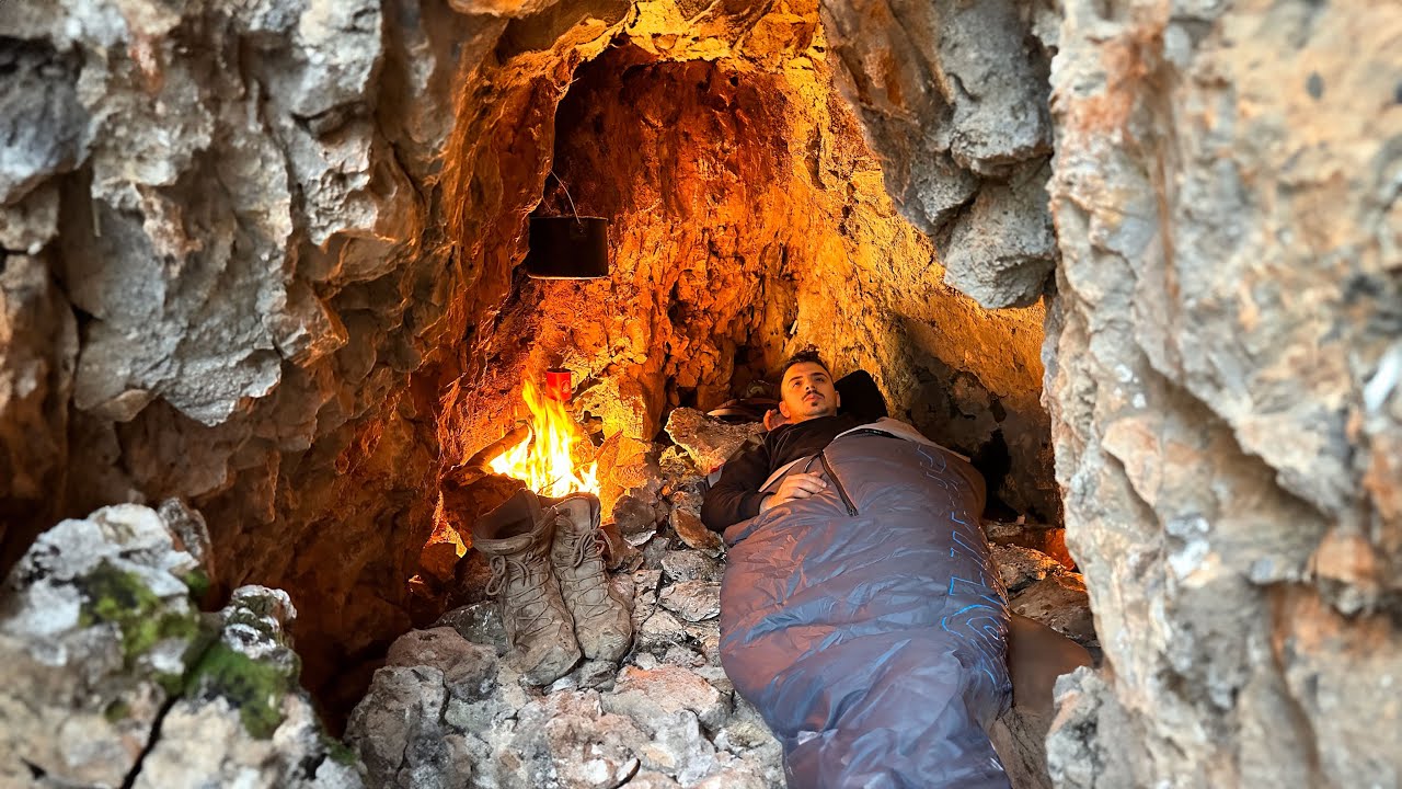 Одиночный зимний кемпинг BUSHCRAFT; Я построил ПЕЩЕРУ с камином, ПРИЮТ ДЛЯ ВЫЖИВАНИЯ