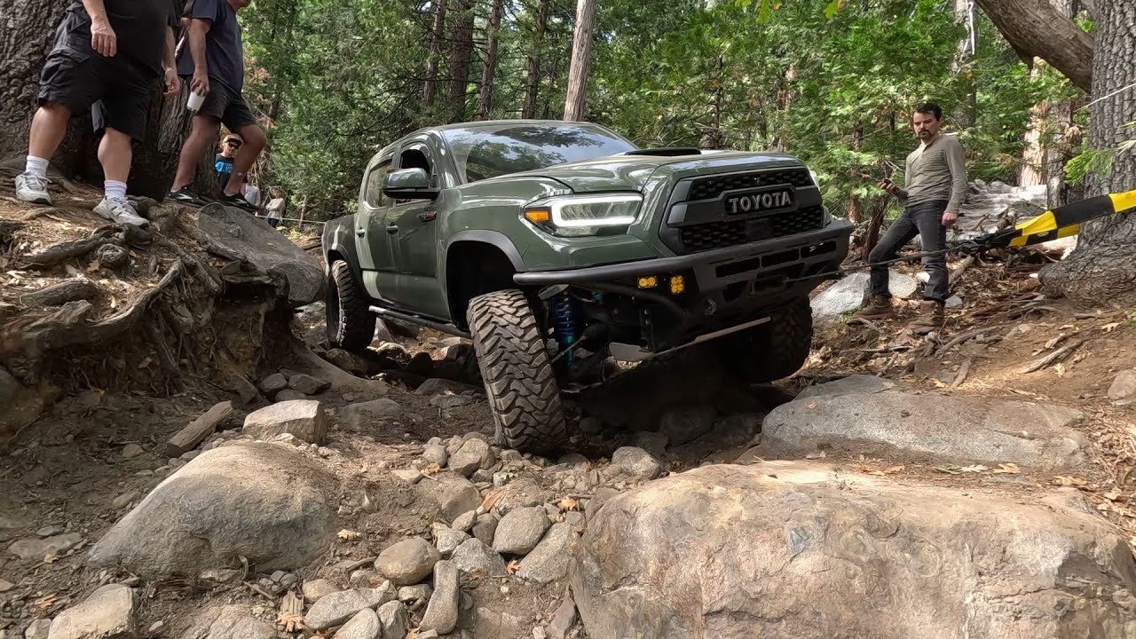 Close Call On Hellhole Jeep Trail! 15 Rig Group Going down at once.
