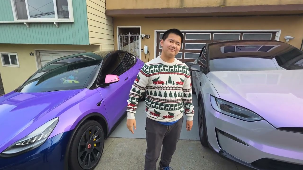 Tesla Christmas Light show on the Model X &Y 2025